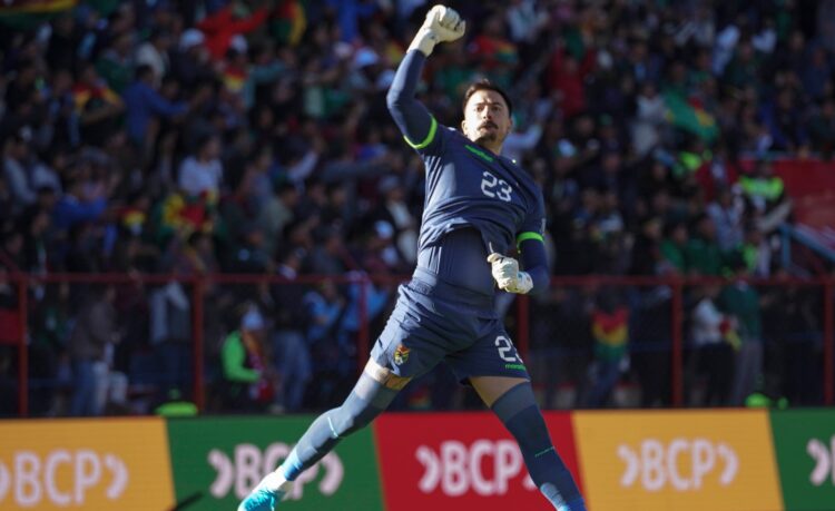 El guardameta Guillermo Viscarra celebra el gol de Miguel Terceros.
