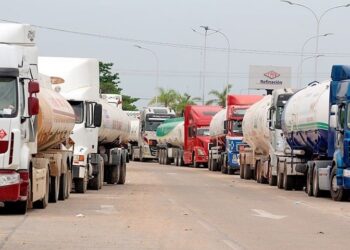 Transporte denuncia que hay 700 cisternas varadas en Paraguay a la espera de cargar diésel