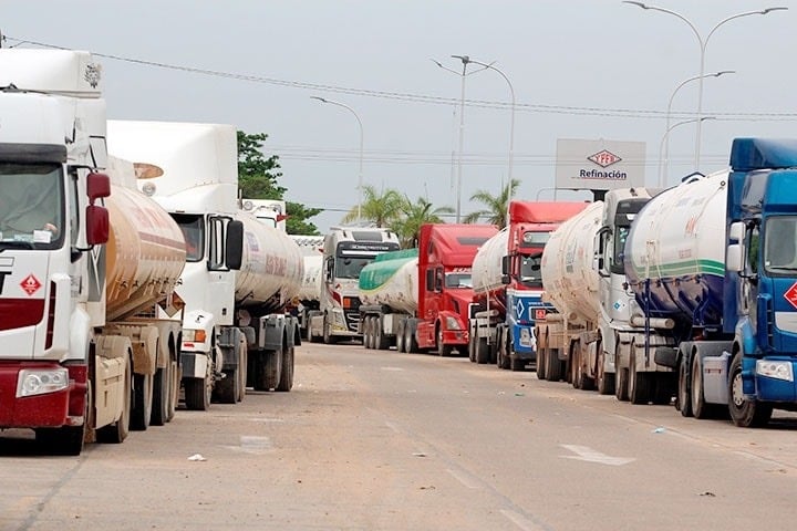 Transporte denuncia que hay 700 cisternas varadas en Paraguay a la espera de cargar diésel