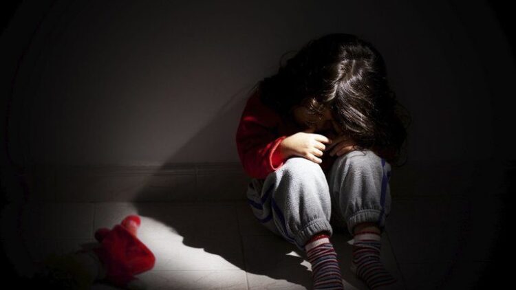 Un hombre dopó a una niña para violarla.