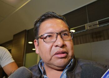 Legisladores de oposición denuncian a Jáuregui ante el Tribunal de Ética