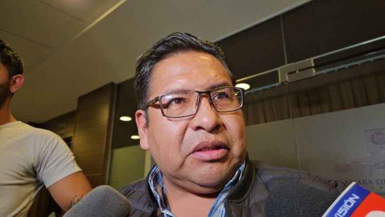 Legisladores de oposición denuncian a Jáuregui ante el Tribunal de Ética