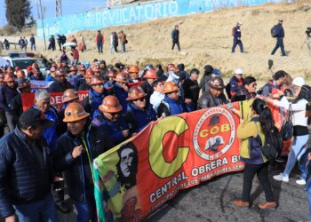 Comienza la marcha de la COB desde El Alto por la ‘defensa de la democracia y la economía’