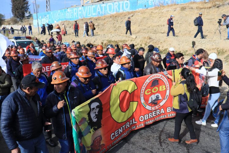 Comienza la marcha de la COB desde El Alto por la ‘defensa de la democracia y la economía’
