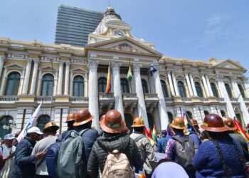 Marcha de la COB llega a la Asamblea en demanda de aprobación de las leyes pendientes