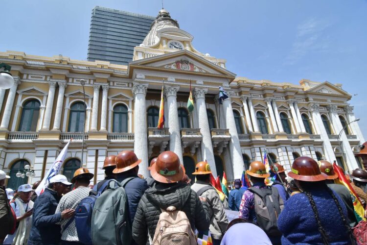 Marcha de la COB llega a la Asamblea en demanda de aprobación de las leyes pendientes
