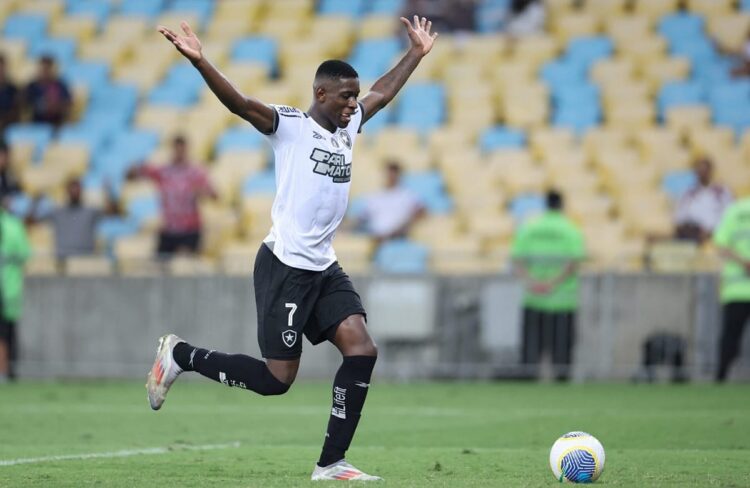 Botafogo gana en el descuento al Fluminense y sigue firme en el liderato del Brasileirao-2024