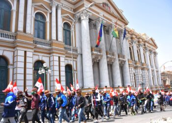 En La Paz se cumplen tres movilizaciones en apoyo y rechazo al gobierno de Arce