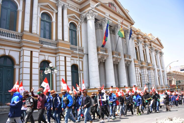 En La Paz se cumplen tres movilizaciones en apoyo y rechazo al gobierno de Arce