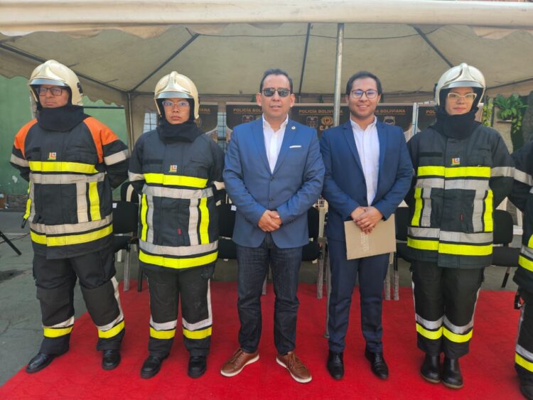 Industriales entregan insumos para bomberos valuados en más de Bs 14 millones
