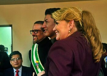 Casi cinco años después, Camacho, Pumari y Áñez se muestran juntos y sonrientes
