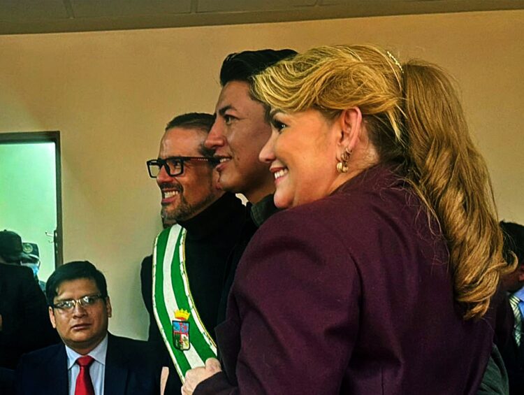 Casi cinco años después, Camacho, Pumari y Áñez se muestran juntos y sonrientes