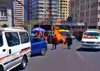 Una motocicleta se incendia en plena avenida Arce, en el centro de La Paz