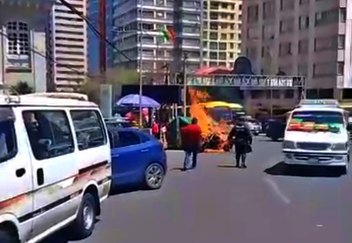 Una motocicleta se incendia en plena avenida Arce, en el centro de La Paz