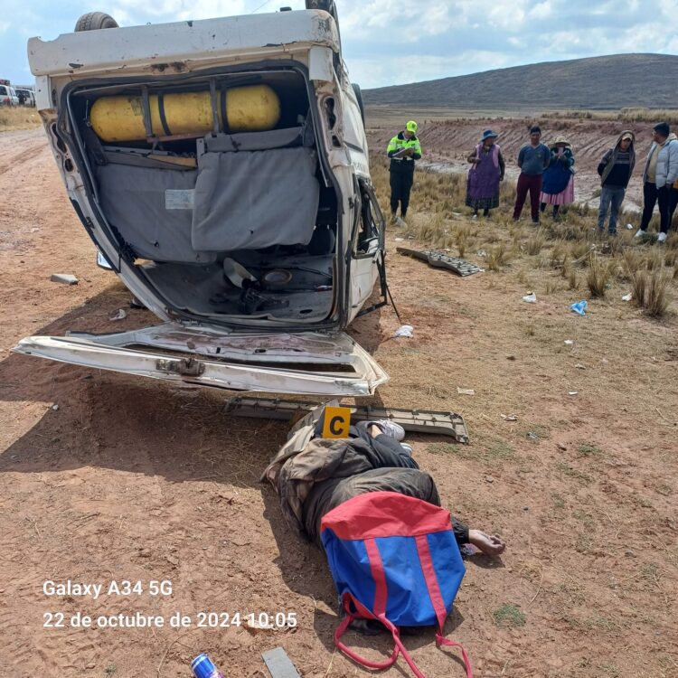 Accidente en la vía Desaguadero-La Paz deja cuatro fallecidos y ocho heridos