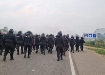 La Policía despeja puente Ichilo y se enfrenta con bloqueadores en Bulo Bulo