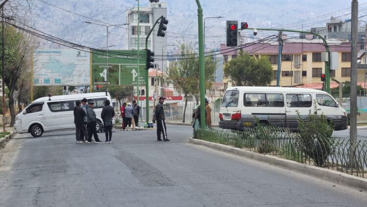 La ANH convoca nuevamente al transporte libre de La Paz a una reunión para levantar el paro