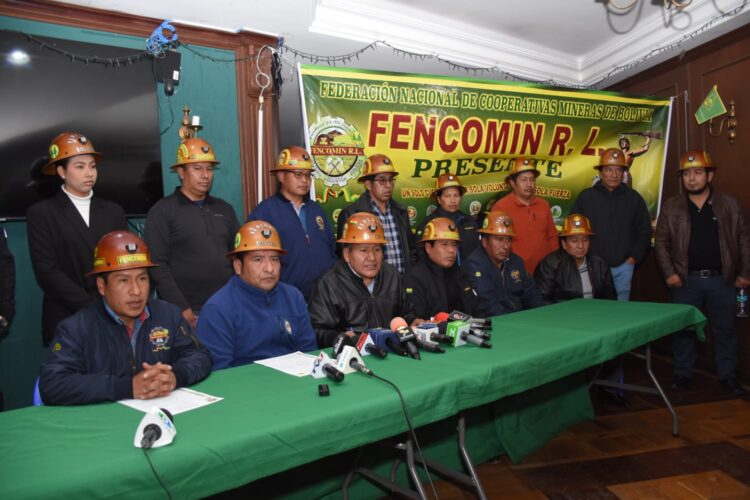 Cooperativistas mineros se declaran en emergencia y rechazan el bloqueo del evismo