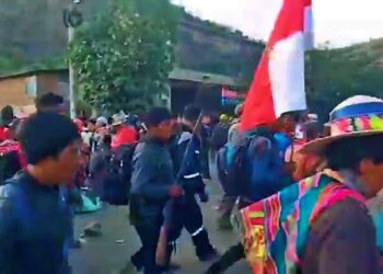 Ahora en Parotani, un bloqueador aparece con una escopeta en medio de una marcha