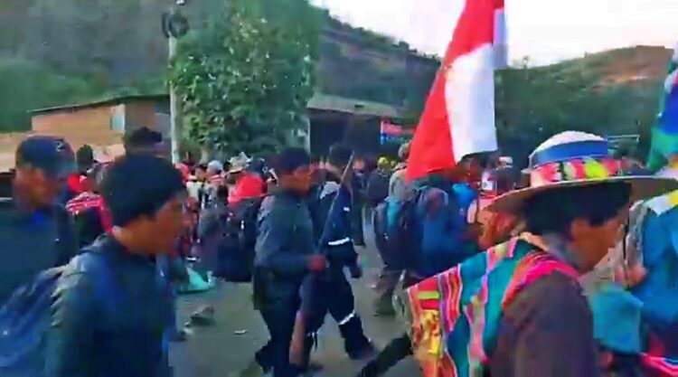 Ahora en Parotani, un bloqueador aparece con una escopeta en medio de una marcha