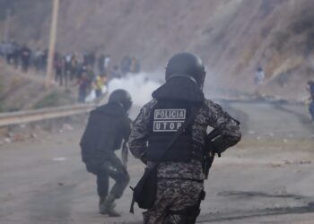 Un dinamitazo de bloqueadores hiere gravemente la pierna de un policía en Parotani