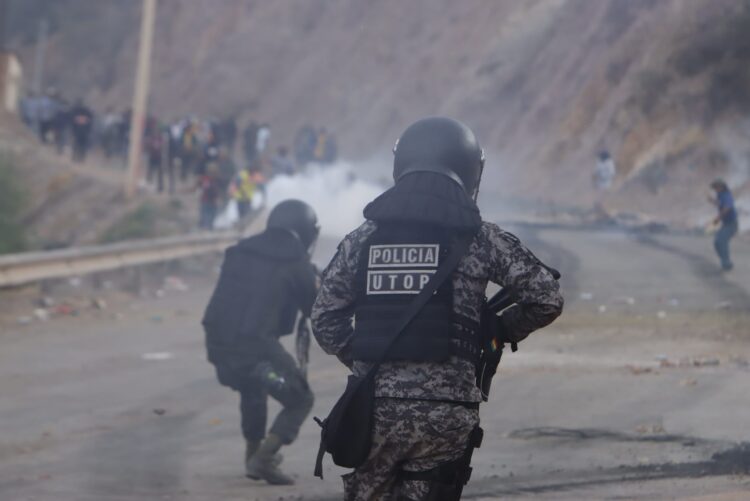 Un dinamitazo de bloqueadores hiere gravemente la pierna de un policía en Parotani
