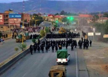 Un fuerte contingente policial se desplaza para desbloquear la ruta Cochabamba-Oruro