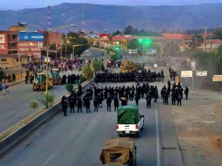 Un fuerte contingente policial se desplaza para desbloquear la ruta Cochabamba-Oruro