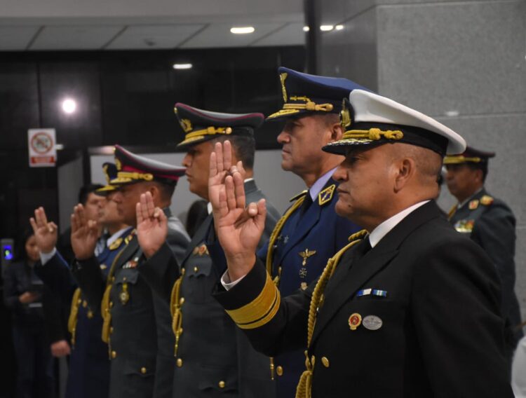 El presidente Luis Arce posesiona a un nuevo Alto Mando Militar