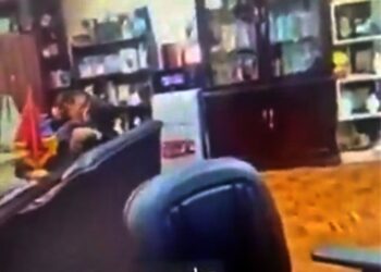 En audiencia virtual, juez olvida cerrar su cámara y es captado besando a una mujer