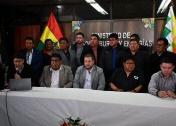 Gobierno y choferes acuerdan más volúmenes y mayor control en distribución de combustible