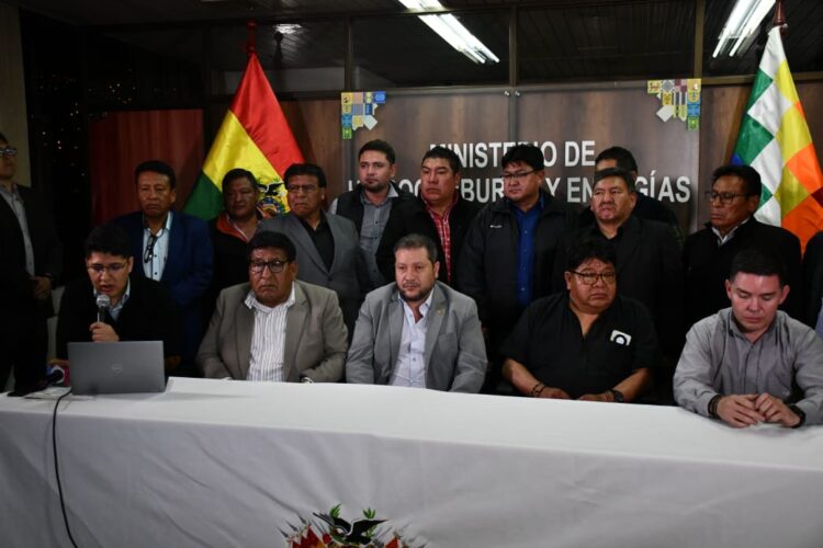 Gobierno y choferes acuerdan más volúmenes y mayor control en distribución de combustible