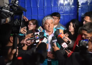 El alcalde Iván Arias luego de salir de oficinas de la Fiscalía.
