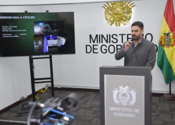 Gobierno denuncia que grupos evistas atacaron dos buses de turistas