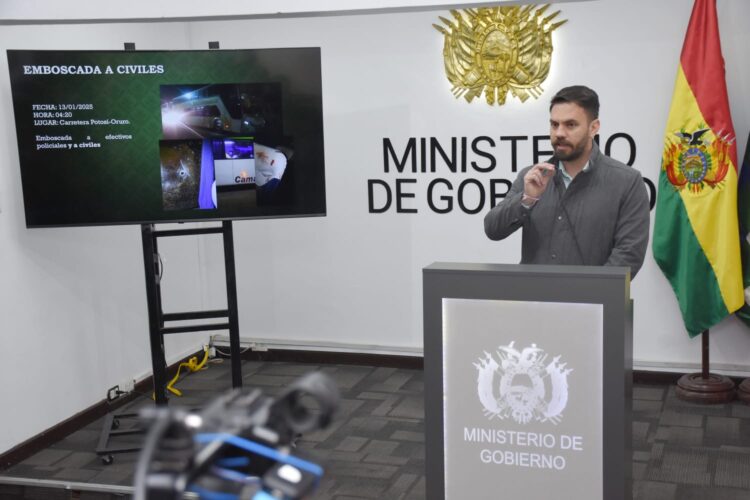 Gobierno denuncia que grupos evistas atacaron dos buses de turistas