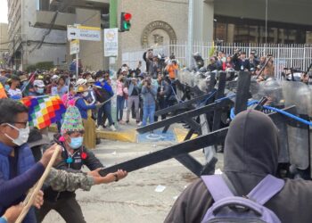 La Policía gasifica a la marcha evista en el centro de La Paz