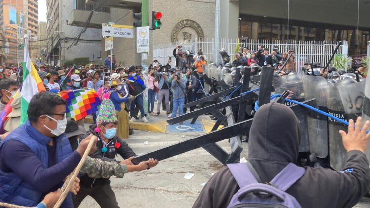 La Policía gasifica a la marcha evista en el centro de La Paz