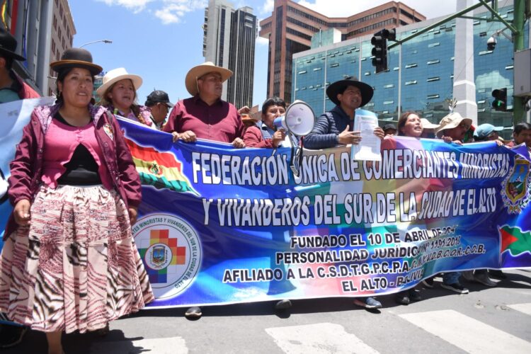 Gremiales de El Alto bajan a La Paz y demandan al Gobierno solucionar la crisis económica