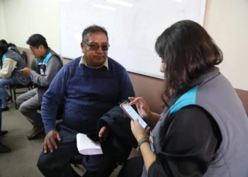 Funcionarios de la Alcaldía realizan encuesta a los transportistas.