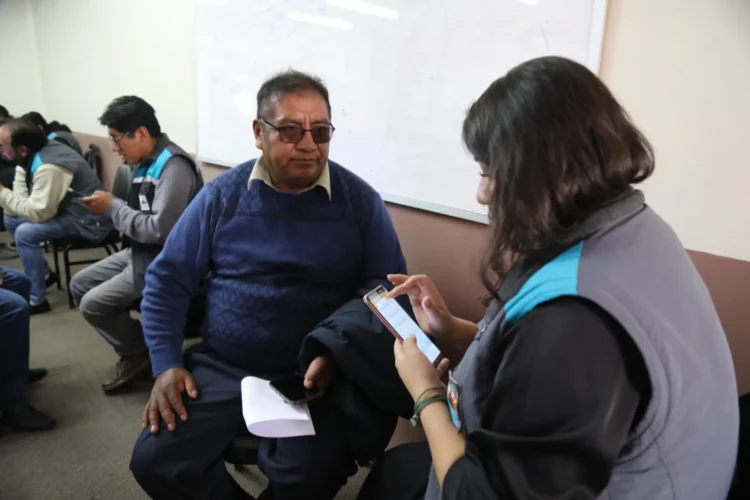 Funcionarios de la Alcaldía realizan encuesta a los transportistas.