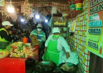 La Intendencia de La Paz decomisó alimentos en mal estado en la feria de la Alasita.