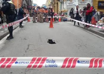La calle Jenaro Sanjinés fue cerrada al tráfico vehicular debido a un sifonamiento.