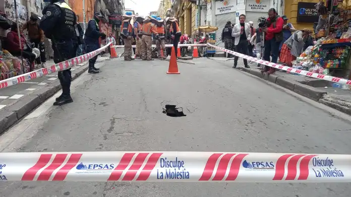 La calle Jenaro Sanjinés fue cerrada al tráfico vehicular debido a un sifonamiento.
