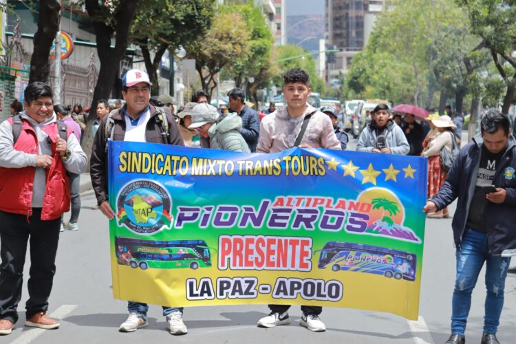 Transportistas de Apolo marchan en reclamo por el ‘pésimo estado’ de las carreteras