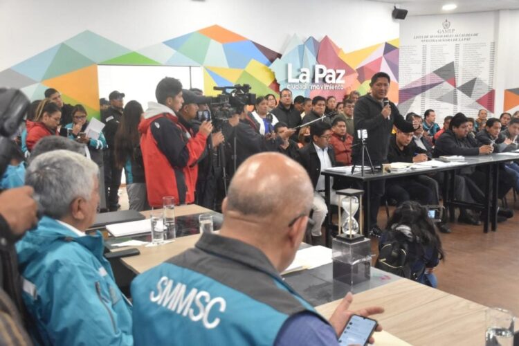 Reunión entre la Alcaldía, los transportistas y vecinos.
