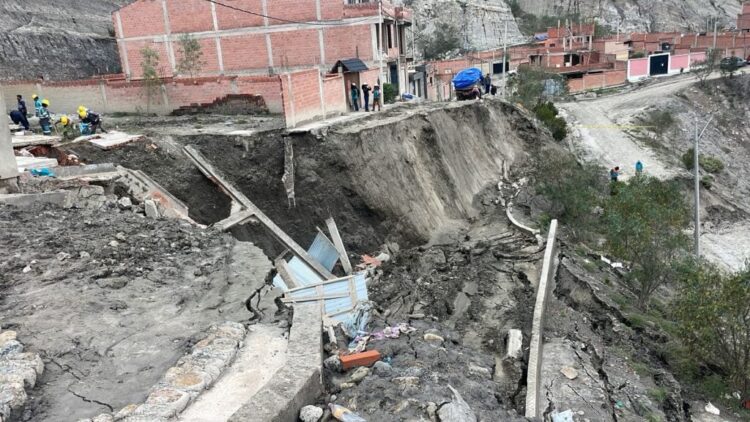 Un inmueble en vilo por deslizamiento de talud.