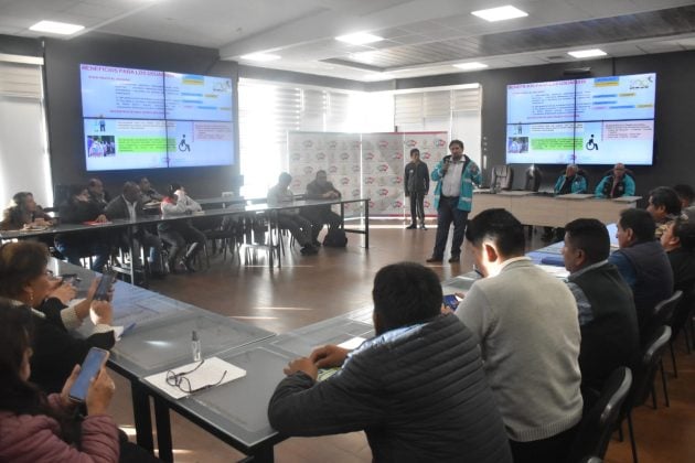 Reunión entre la Alcaldía, vecinos y transportistas.