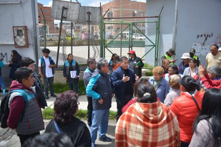 La Alcaldía de La Paz y vecinos en la recuperación de un espacio deportivo.