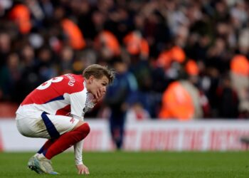 Arsenal pierde el derbi ante West Ham y da tranquilidad al Liverpool