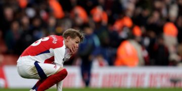 Arsenal pierde el derbi ante West Ham y da tranquilidad al Liverpool